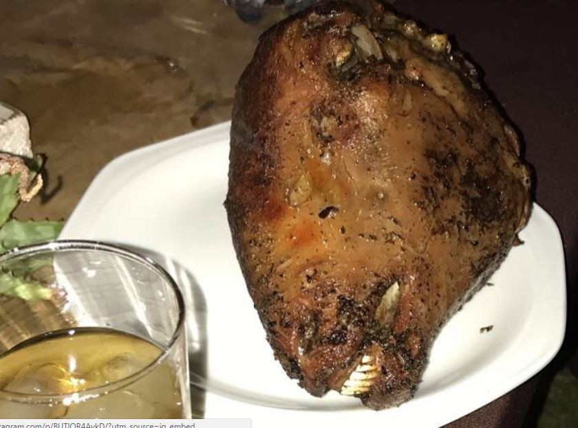 Skaapkop (món đầu cừu): Đầu cừu được tẩm ướp gia vị và nướng trong vài giờ. Kết quả cuối cùng là một cái đầu trông giống như nó đang mỉm cười với thịt mọng nước thơm lừng gần rơi ra khỏi xương. Người dân địa phương ăn cả não và mắt cừu. Ảnh: Internet.