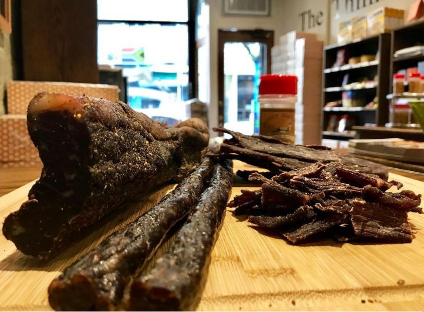 Biltong &amp; Drowwors: Biltong là món thịt được muối và để khô. Tương tự như vậy, drowwors (xúc xích khô) là thịt trộn gia vị được nhồi vào ruột heo như xúc xích và sau đó để khô.