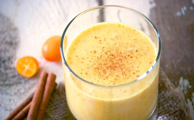 Nước nghệ: Thêm một nhúm bột nghệ vào cốc nước ấm và uống vào buổi sáng khi đói. Chất chống oxy hóa và đặc tính chống ung thư trong nghệ hoạt động tốt nhất vào thời điểm này. Nó cũng giảm thiểu mức độ cholesterol và giảm viêm trong cơ thể.