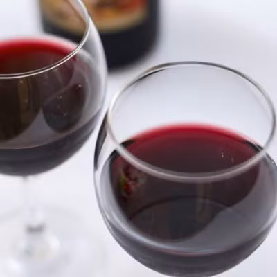 Rượu vang đỏ: Richard A. Baxter, MD, một bác sĩ phẫu thuật thẩm mỹ ở Mỹ cho biết, uống một ly rượu vang mỗi ngày sẽ giúp làn da tươi trẻ. Rượu vang chứa resveratrol, chất bảo vệ da chống lại các gốc tự do gây lão hóa và nếp nhăn.