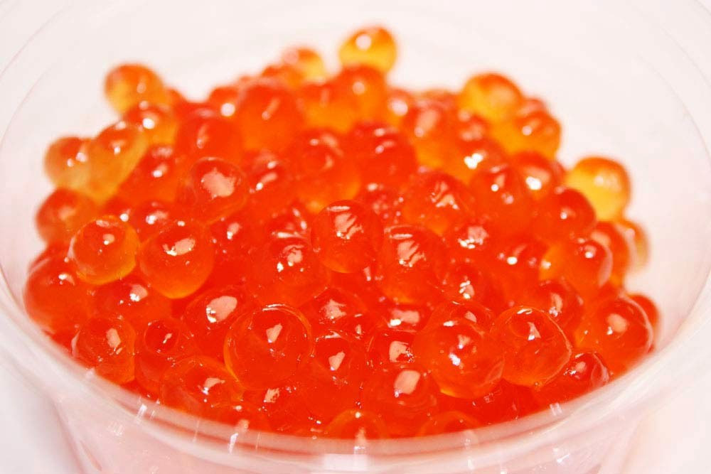 Trứng cá hồi có rất nhiều dưỡng chất, vitamin tốt cho da, có tác dụng cải thiện kết cấu làn da, chống lão hóa, giúp da mịn màng, tăng tính đàn hồi. Thành phần trong trứng còn có tác dụng kháng viêm, chống sưng và tổn thương da từ các yếu tố gây hại khác