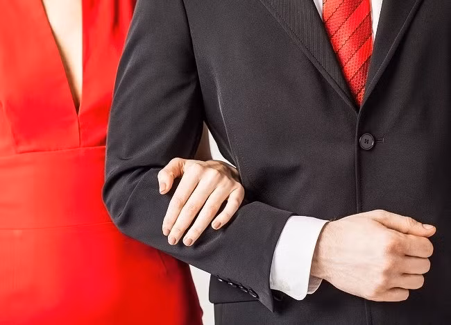 Cách khoác tay nhau cho thấy cảm giác an toàn: Bằng cách này, một cô gái cho thấy rằng cô ấy cần hỗ trợ và giúp đỡ. Đây là một cử chỉ cổ điển cho thấy rằng một mối quan hệ ổn định. Nhưng cử chỉ này không có nghĩa là người ta đang yêu. Ảnh: BS.