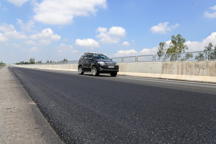 Mặt đường xuất hiện "ổ gà" đã được đơn vị thi công rải thảm mới. Trong hình là vị trí ở Km 29 tuyến Tam Kỳ - Đà Nẵng trước và sau khi được sửa chữa.