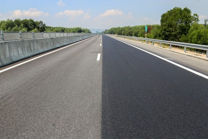 Sau 4 ngày cào bóc lớp bê tông nhựa bị bong tróc ở các vị trí Km 25, Km 26, Km 27, Km 28, Km 29, Km 43... đơn vị thi công đã sửa xong các vị trí hư hỏng.