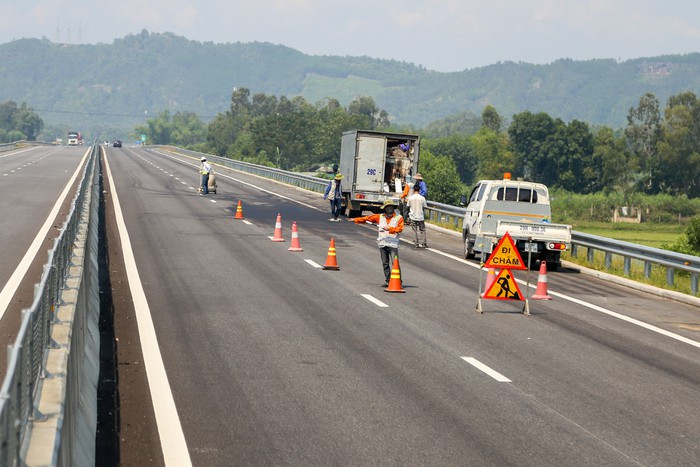 Để đảm bảo an toàn cho các phương tiện lưu thông, đơn vị thi công luôn cử người hướng dẫn và lắp đặt biển cảnh báo giới hạn tốc độ.