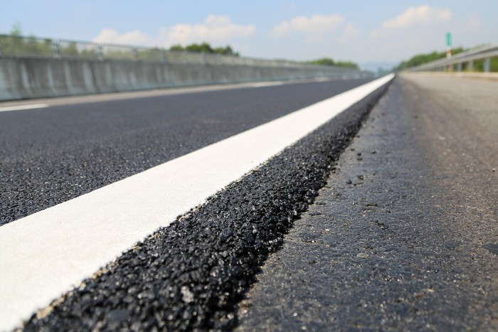 Sau đó, công nhân thảm lại lớp nhựa dính bám và vật liệu bê tông nhựa hạt mịn theo quy chuẩn của dự án. Bước tiếp theo, công nhân rải lớp bê tông nhựa VOT lên bề mặt và dùng xe lu lăn chặt theo đúng thiết kế quy định.