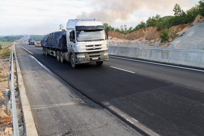 Theo phương án thi công đã được phê duyệt, các công nhân sẽ bóc các lớp bê tông nhựa hạt mịn 5 cm để làm lại. Những vị trí "ổ gà" cục bộ, đơn vị thi công sẽ bóc cả 2 lớp dày 8 cm theo hình quả trám.