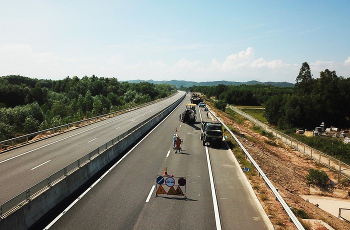 Chiều 17/10, Tổng công ty Đầu tư phát triển đường cao tốc Việt Nam (VEC), đơn vị tư vấn giám sát và nhà thầu đã hoàn thành việc sửa chữa những vị trí hư hỏng trên tuyến cao tốc Đà Nẵng - Quảng Ngãi.