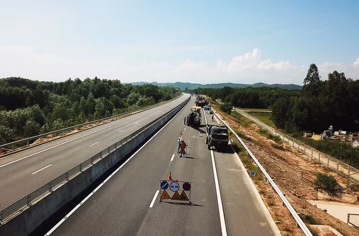 Chiều 17/10, Tổng công ty Đầu tư phát triển đường cao tốc Việt Nam (VEC), đơn vị tư vấn giám sát và nhà thầu đã hoàn thành việc sửa chữa những vị trí hư hỏng trên tuyến cao tốc Đà Nẵng - Quảng Ngãi.