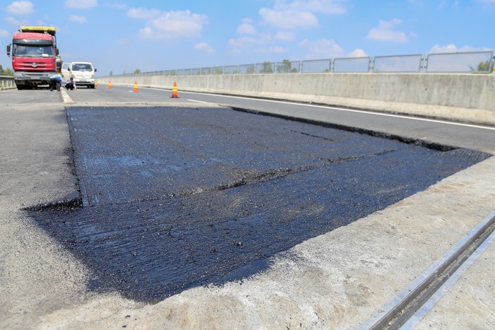 Sáng 17/10, có mặt tại cao tốc Đà Nẵng - Quảng Ngãi, Zing.vn ghi nhận các vị trí hư hỏng đã được nhà thầu sửa chữa xong. Trong hình ảnh là vị trí ở Km 43 đang chờ rải thảm, ảnh được chụp lúc 11h45.