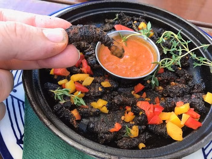 Món ăn kinh dị này được ưa chuộng và có giá trị dinh dưỡng cao tới mức buôn bán loại thực phẩm này đã trở thành một ngành công nghiệp trị giá triệu đô, đem lại thu nhập cố định cho phụ nữ và trẻ em