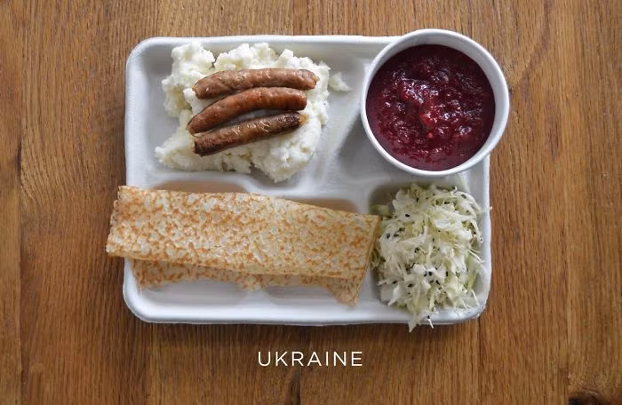 Ukraine cho học sinh ăn trưa với khoai tây nghiền, xúc xích, borscht (món súp), bắp cải và syrniki (bánh tráng miệng).