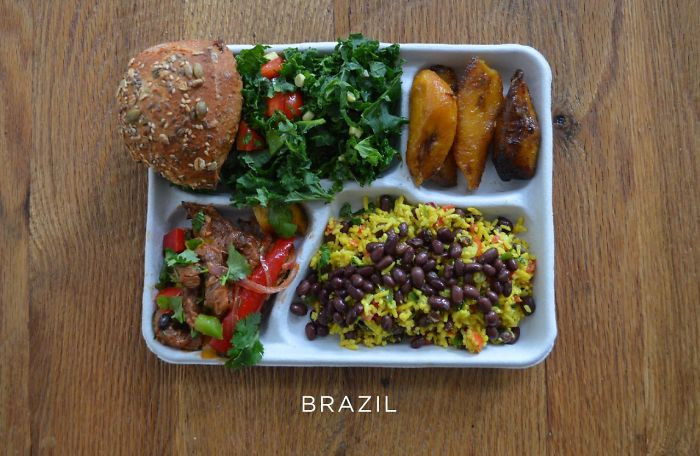Brazil: Trẻ em thường ăn trưa với cơm rang đậu đen, thịt lợn, chuối nướng, salad rau và bánh mì nướng