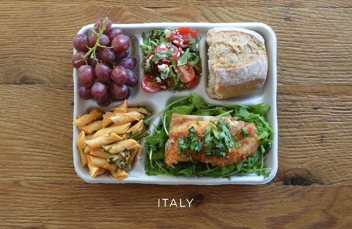 Italy: Bữa trưa của học sinh ở Italy gồm cá, mì ống với nước sốt cà chua, salad Caprese, bánh mì baguette và nho.