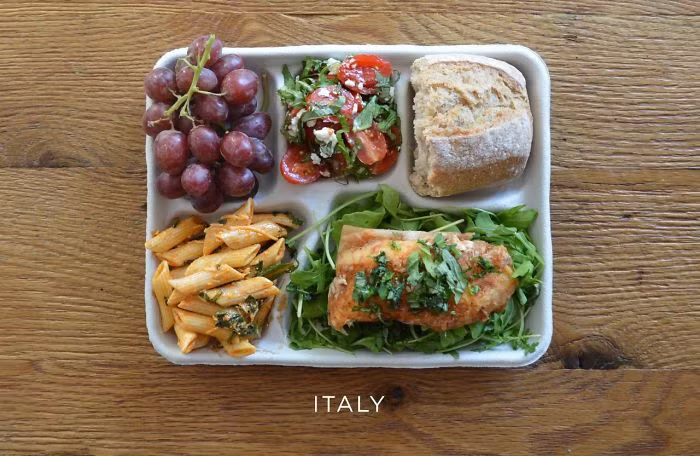 Italy: Bữa trưa của học sinh ở Italy gồm cá, mì ống với nước sốt cà chua, salad Caprese, bánh mì baguette và nho.
