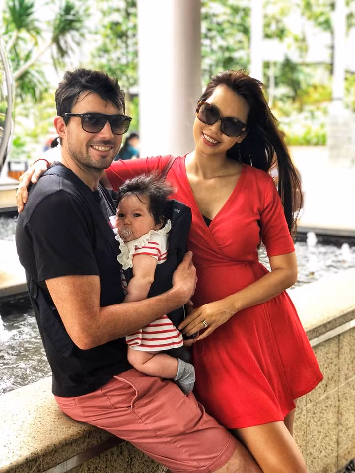 Hà Anh cho biết, chế độ dinh dưỡng sau sinh là yếu tố quan trọng nhất giúp lấy lại vóc dáng. Ba tháng đầu, do vừa sinh rất mất sức, mất máu, lại “vật vã” làm quen với việc thức đêm chăm em bé, tức ngực do sữa mới về, đau đớn vì vết mổ… nên Hà Anh không ăn kiêng.