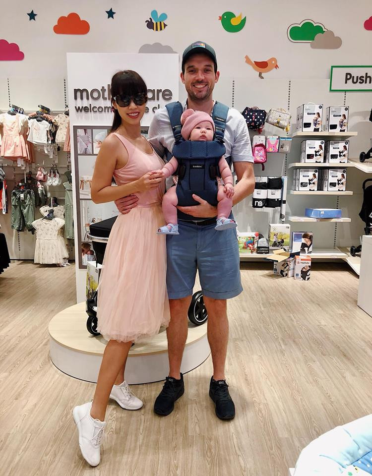 Sang tháng thứ 3, siêu mẫu bắt đầu giảm tinh bột từng chút một, đặc biệt tránh đường. Trong thời gian cho con bú mất rất nhiều calo nên mỗi lần đói cồn cào, Hà Anh thường uống một ly sữa bầusau sinh (khoảng 6 thìa rưỡi sữa pha với nước ấm) vừa giúp bổ sung vitamin, dinh dưỡng cho mẹ nhưng không làm tăng cân vì có chỉ số đường thấp.