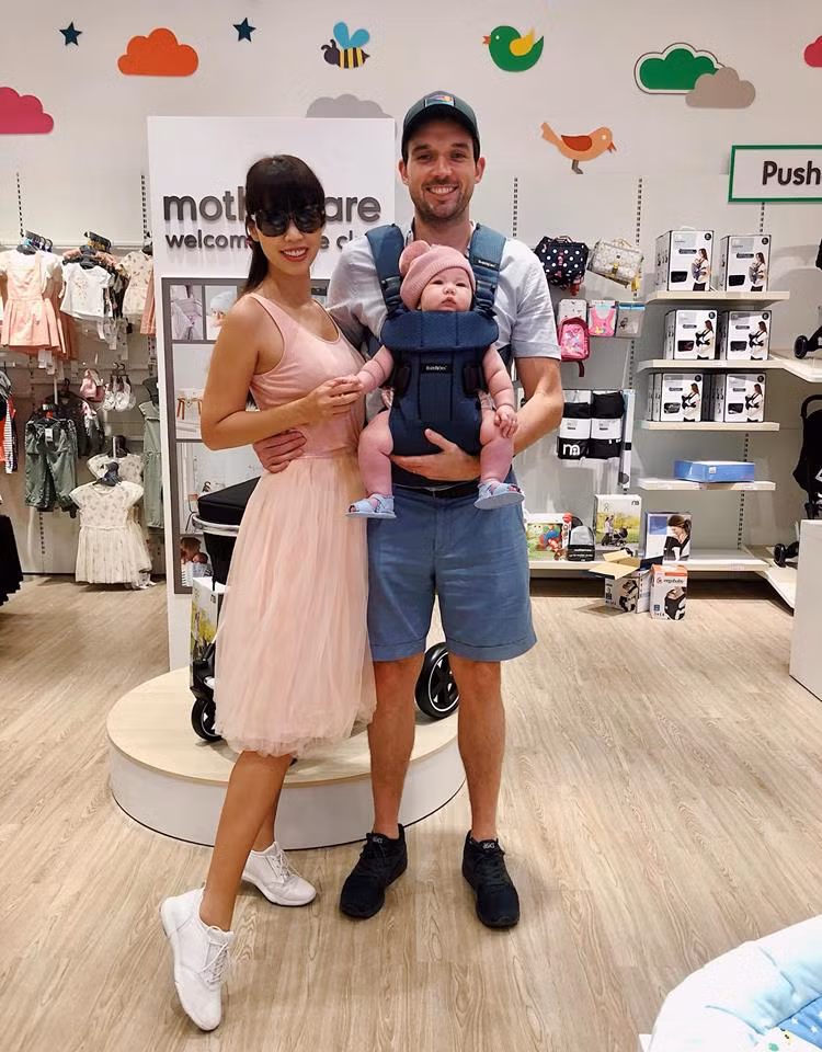 Sang tháng thứ 3, siêu mẫu bắt đầu giảm tinh bột từng chút một, đặc biệt tránh đường. Trong thời gian cho con bú mất rất nhiều calo nên mỗi lần đói cồn cào, Hà Anh thường uống một ly sữa bầusau sinh (khoảng 6 thìa rưỡi sữa pha với nước ấm) vừa giúp bổ sung vitamin, dinh dưỡng cho mẹ nhưng không làm tăng cân vì có chỉ số đường thấp.