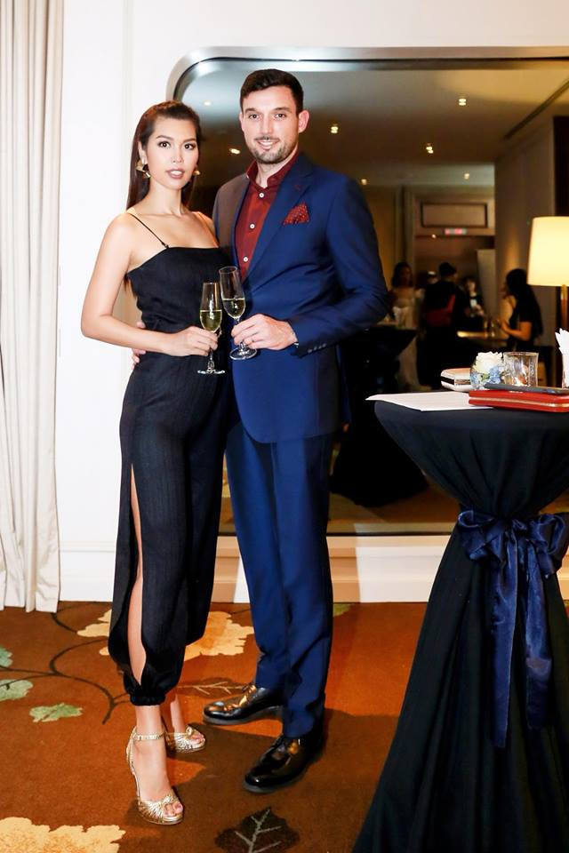 Đến tháng thứ 4 sau sinh, cân nặng của Hà Anh chỉ còn 56kg, hơn số cân thời con gái khoảng 2 kg. Vì vùng bụng dưới và đùi còn một chút mỡ thừa nên cô quyết định đi tập trở lại với huấn luyện viên để cơ thể khỏe mạnh hơn và vùng bụng thon gọn hơn.