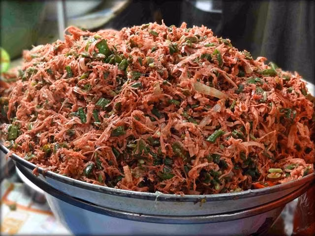 Lawar là món ăn truyền thống của người Bali, nó được làm từ thịt băm nhỏ, máu tươi, vụn dừa cùng với các loại thảo mộc khác. Lawar thường đặt theo tên thành phần của nó, ví dụ như Lawar trộn với thịt heo thì được gọi là Lawar Babi, nếu sử dụng mít non đi cùng thì gọi là Lawar Nangka. Thông thường món ăn này được ăn cùng với cơm nóng.