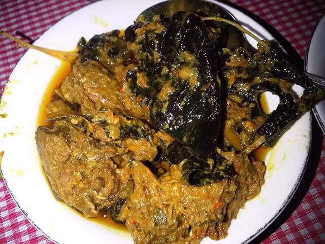 Paniki là một trong những đặc sản ở vùng Manado, phía bắc Sulawesi. Thành phần chính của món này chính là súp thịt dơi. Thịt dơi sẽ được nấu trong nước dừa, được cho thêm rất nhiều ớt để lấn át bớt mùi của dơi.