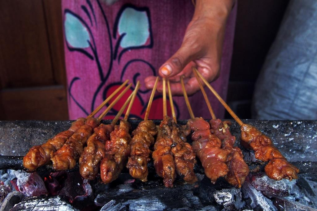 Để loại bỏ mùi của chúng, người ta có thể nấu thịt Biawak dưới dạng sa tế, loại thịt này thậm chí còn hơn hơn cả thịt gà.