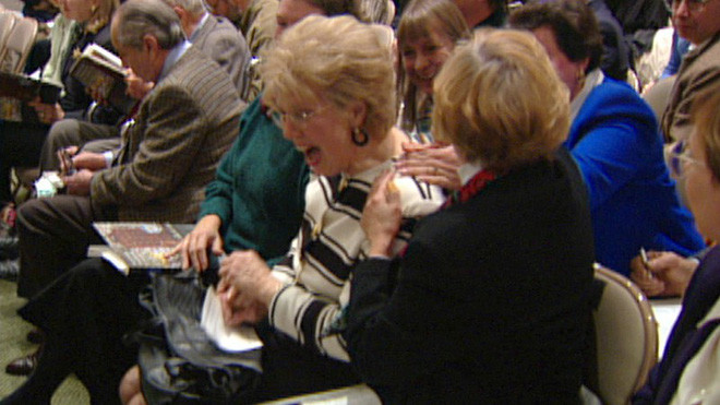 Bat ngo phat hien bi mat tien ty ben trong chiec ban cu ky-Hinh-2