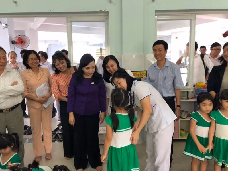 BT Y te chi ro thieu sot khien dich benh chan tay mieng nghiem trong-Hinh-4