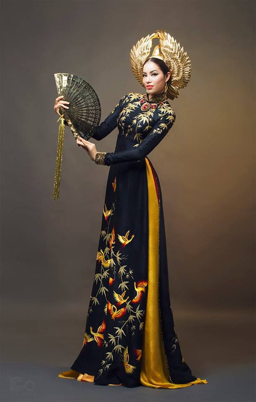 Đại diện Việt Nam tham gia Miss Universe năm 2015, Phạm Hương mang tác phẩm của nhà thiết kế Thuận Việt để tham dự phần thi Trang phục truyền thống. Quốc phục của Phạm Hương lấy ý tưởng từ chim hạc và lá trúc. Hai họa tiết chủ đạo được thêu bằng chỉ tơ và chỉ tơ ánh nhũ vàng. Ảnh: Internet.