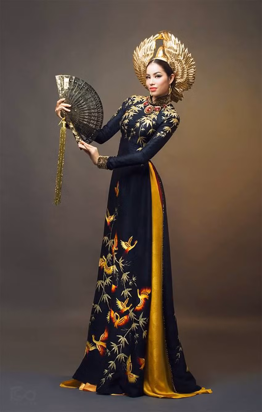 Đại diện Việt Nam tham gia Miss Universe năm 2015, Phạm Hương mang tác phẩm của nhà thiết kế Thuận Việt để tham dự phần thi Trang phục truyền thống. Quốc phục của Phạm Hương lấy ý tưởng từ chim hạc và lá trúc. Hai họa tiết chủ đạo được thêu bằng chỉ tơ và chỉ tơ ánh nhũ vàng. Ảnh: Internet.