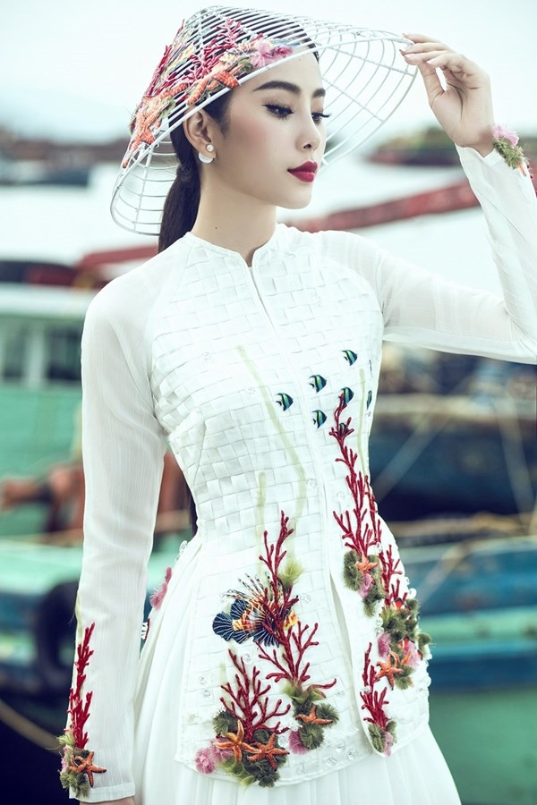 Đến với cuộc thi Hoa hậu trái đất 2016, Hoa khôi Đồng bằng Sông Cửu Long 2015, Nam Em mang bộ áo bà ba cách điệu lấy cảm hứng từ hơi thở biển của NTK Nguyễn Minh Công. Ảnh: Internet.