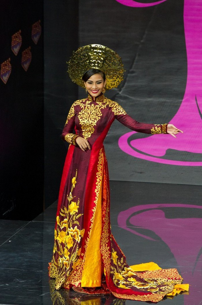 Tại cuộc thi Miss Universe 2013, Trương Thị May cũng diện bộ áo dài được thiết kế từ bông sen, với hai màu chủ đạo là đỏ và vàng, điểm xuyết đá pha lê, đậm chất Hoàng gia để thể hiện phần thi của mình. Bộ áo dài này đã được chuyên trang sắc đẹp Missosology đánh giá dẫn đầu danh sách trong Top 5 quốc phục đẹp của cuộc thi năm ấy. Ảnh: Sao360.
