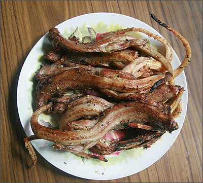 Thịt rắn mối rất thơm ngon, có thể chế biến thành nhiều món ngon. Theo Đông y, rắn mối có vị mặn, tính bình, có tác dụng bổ hư, ích phế, thận, thông niệu, tiêu viêm. Trị chứng hen suyễn, gầy yếu, suy dinh dưỡng, nhức mỏi, da khô sần, các chứng hư nhược, sinh lý yếu…Ảnh: Vatgia.