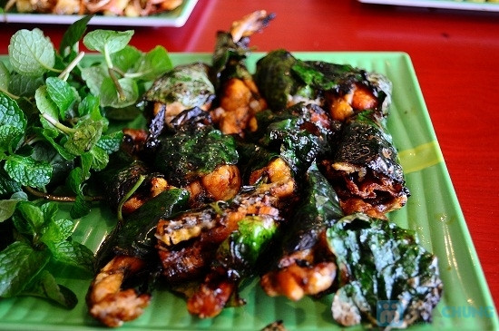 Chả rắn mối: rắn mối 3-5 con lột da làm sạch, tẩm gia vị băm nhỏ, trộn hột trứng gà làm viên, gia vị vừa đủ, chiên vàng ăn kèm rau, ngò tàu, rau thơm. Công dụng bổ hư kiện tỳ tiêu cam… Trị trẻ em hao gầy chậm lớn, người lớn mệt mỏi khó lên cân. Ảnh: Saigongame.