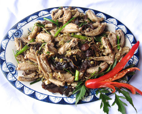 Rắn mối xào lăn: thịt rắn mối, hành tây, ớt chuông, dầu hào, sả, ớt gia vị vừa đủ xào chín sau cho đậu phộng, rau ngò gai, húng quế, rau thơm ăn nóng. Ảnh: VietQ.