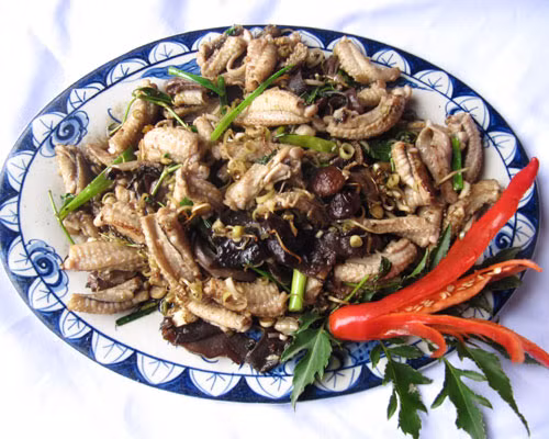 Rắn mối xào lăn: thịt rắn mối, hành tây, ớt chuông, dầu hào, sả, ớt gia vị vừa đủ xào chín sau cho đậu phộng, rau ngò gai, húng quế, rau thơm ăn nóng. Ảnh: VietQ.