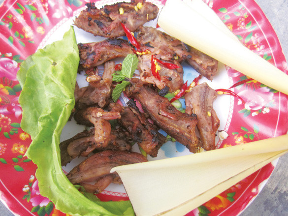 Món nhanh nhất và được ưa chuộng nhất phải kể đến rắn mối chiên giòn. Đầu bếp chặt rắn mối ra làm 2, ướp gia vị vừa ăn (gốc hành lá, tỏi băm nhỏ, tiêu xay, bột nêm), thêm chút nước mắm ngon rồi rán trong chảo mỡ đến khi vàng đều. Khi ăn, thực khách sẽ được hướng dẫn dùng kèm với vài cọng rau thơm hay dưa leo. Ảnh: DoanhnhanPlus.