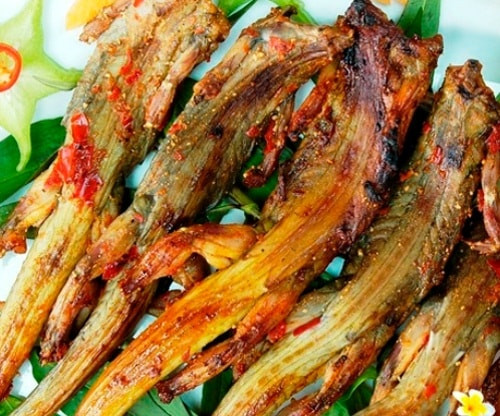 Ngoài ra có một món nổi tiếng khác là rắn mối nướng mọi: Rắn mối đem về, đập chết, bỏ vào bếp lửa than còn đỏ rực. Chờ một chút, vẩy rắn cháy sém, mỡ tươm vàng ươm. Rắn sau đó được cạo lớp vẩy cháy, bẻ từng khúc ăn nóng với muối. Bạn sẽ cảm nhận thịt rắn ngọt lịm vừa ngon, vừa là niềm vui đầy phấn khích. Ảnh: Internet.