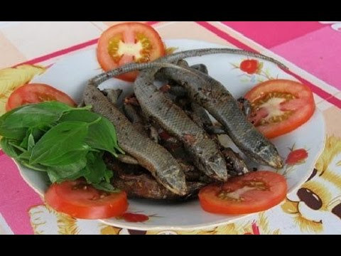 Rắn mối mang về được đem cạo sạch vảy, chặt bỏ đầu, chân, bỏ ruột. Lưu ý, bằng mọi giá phải giữ lại chiếc đuôi của loài bò sát này vì đây mới là phần bổ nhất. Ảnh: YouTube.