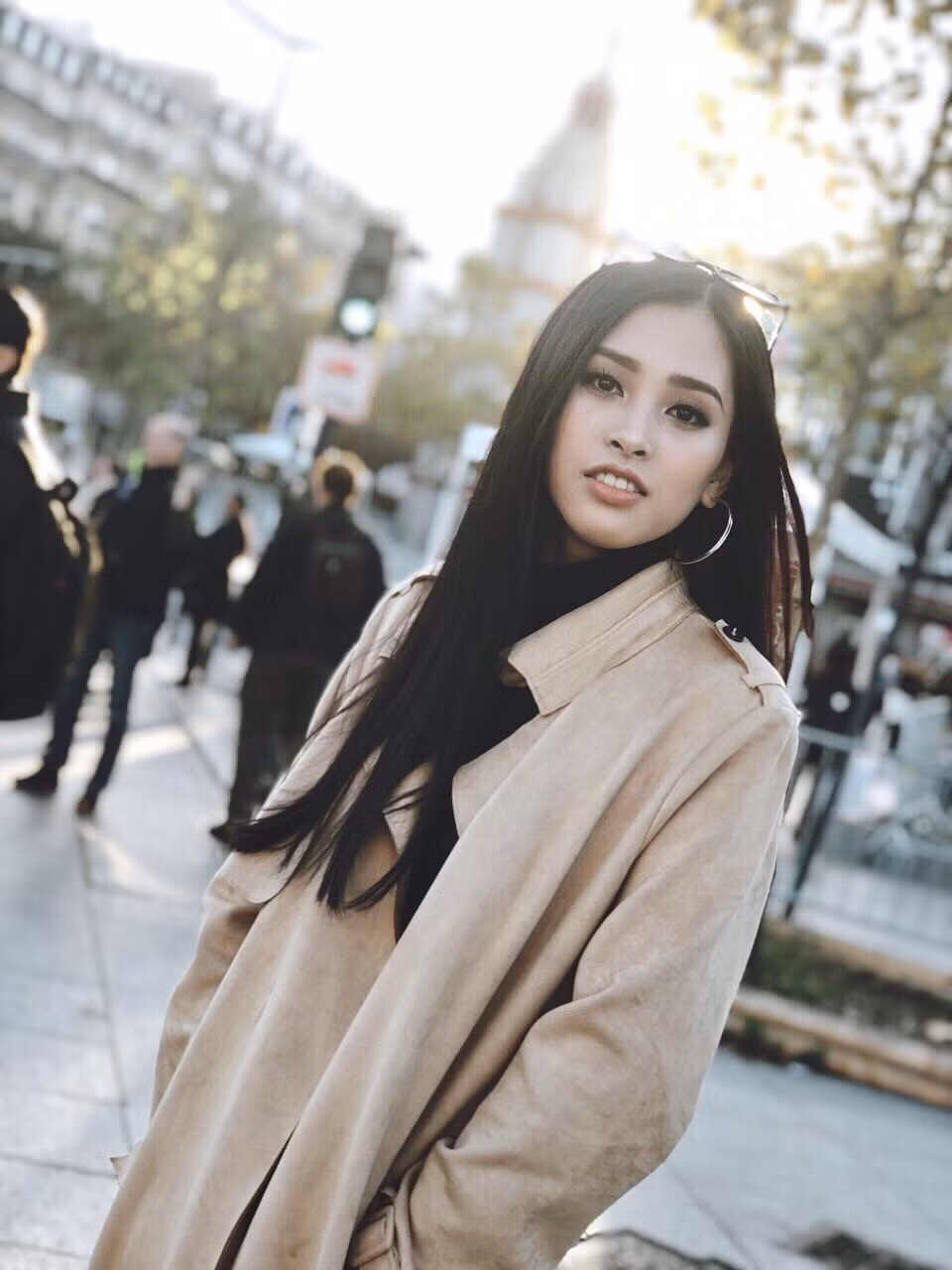 Trước sự kiện Vinfast, Tiểu Vy đã kịp dạo phố Paris.