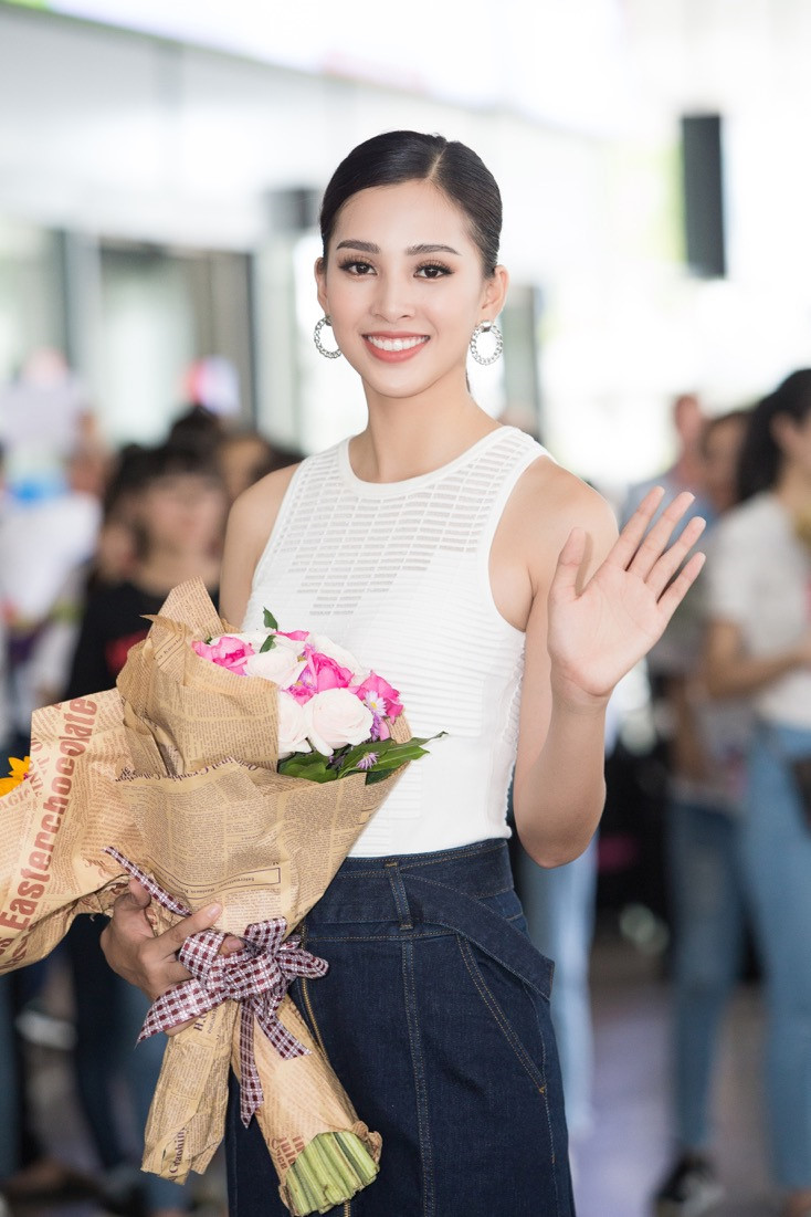 Lần đầu xuất hiện trước công chúng sau đăng quang, Hoa hậu chọn áo trắng, váy jean đơn giản.