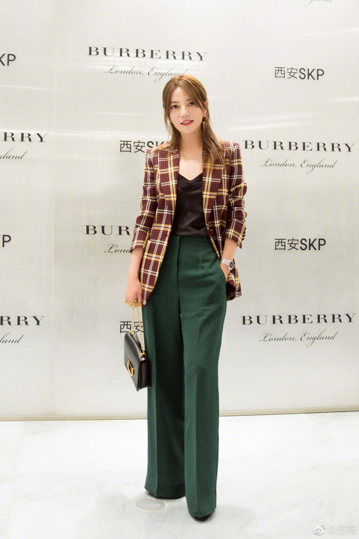  Chế độ ăn kiêng của Triệu Vy thường gồm nhiều rau, uống nhiều nước ép hoa quả và hạn chế tinh bột hay đường. Ngoài ra, cô còn tích cực chạy bộ để tiêu đốt mỡ thừa toàn thân.