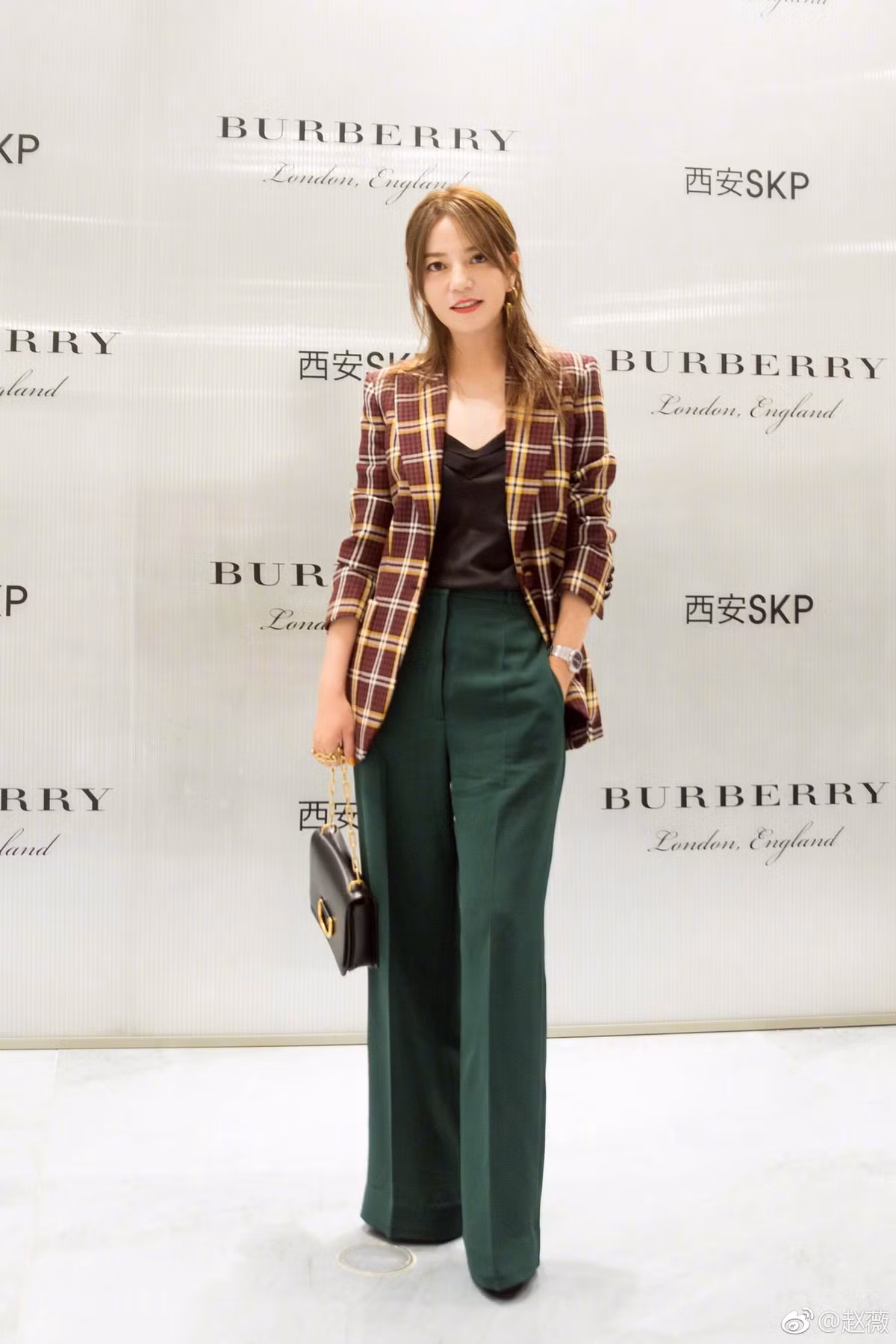  Chế độ ăn kiêng của Triệu Vy thường gồm nhiều rau, uống nhiều nước ép hoa quả và hạn chế tinh bột hay đường. Ngoài ra, cô còn tích cực chạy bộ để tiêu đốt mỡ thừa toàn thân.