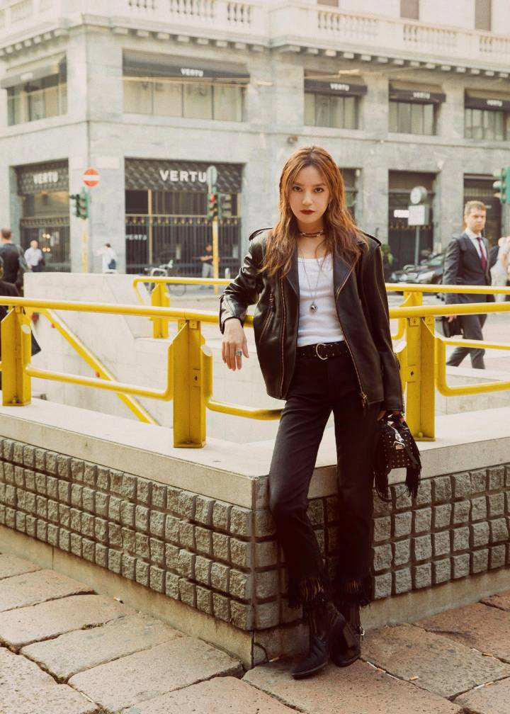 Chia sẻ về bí quyết giảm cân, Triệu Vy chia sẻ "Chủ yếu vẫn là khống chế được khẩu phần ăn hàng ngày, phối hợp với việc vận động thì chắc chắn sẽ gầy. Tóm gọn lại có thể nói rằng: "Bóp mồm miệng, sải đôi chân".