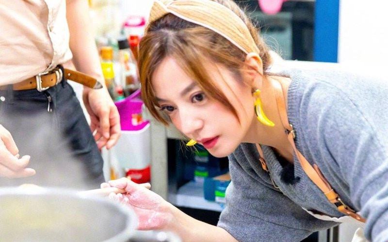 Khuôn mặt thon thả xinh xắn và trắng nõn của Triệu Vy khiến nhiều người nghĩ rằng cô mới chỉ hơn 20 tuổi.