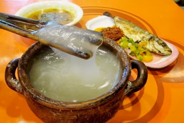 Loại cháo dẻo dính như kẹo kéo có tên Papeda hay bubur sagu được xem là lương thực chính của đảo Maluku và tỉnh Papua.