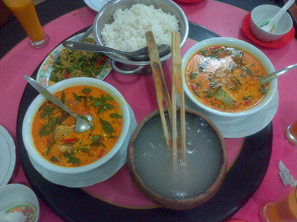 Thông thường, mâm cơm truyền thống ở Indonesia không thể thiếu món cháo vừa dẻo mịn vừa dai dai này. 