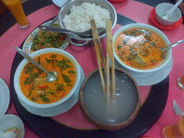 Thông thường, mâm cơm truyền thống ở Indonesia không thể thiếu món cháo vừa dẻo mịn vừa dai dai này. 