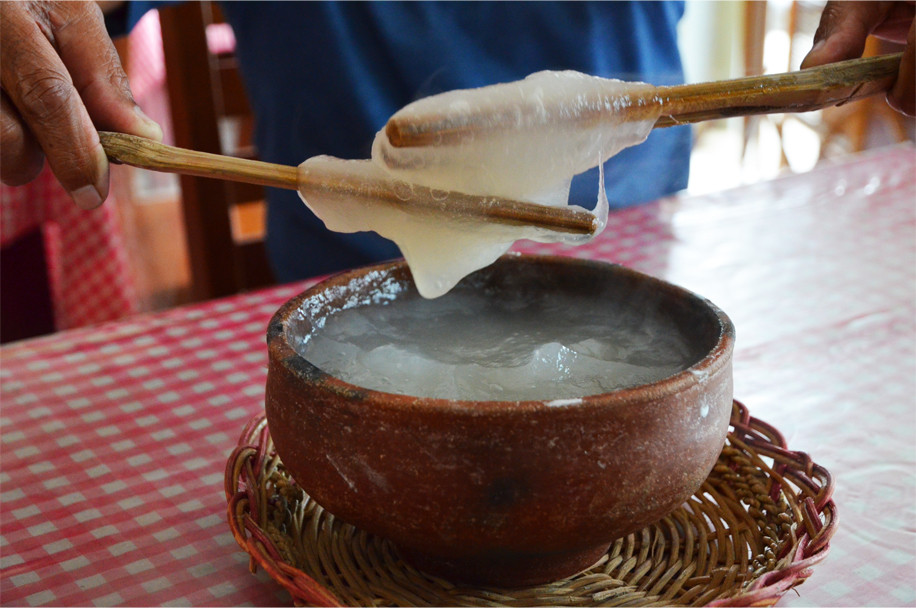 Tinh bột sago sẽ trộn cùng nước sôi với theo tỉ lệ nhất định, khuấy đều hỗn hợn để chúng dần dần đông lại và có độ kết dính trông giống như keo.