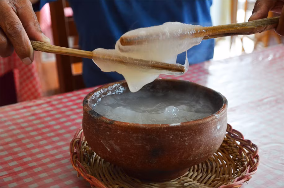 Tinh bột sago sẽ trộn cùng nước sôi với theo tỉ lệ nhất định, khuấy đều hỗn hợn để chúng dần dần đông lại và có độ kết dính trông giống như keo.